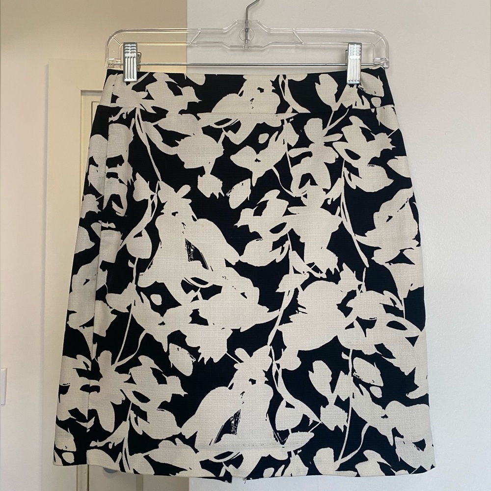 Banana Republic Size: 0 Petite Black & White Floral Print Pencil Skirt